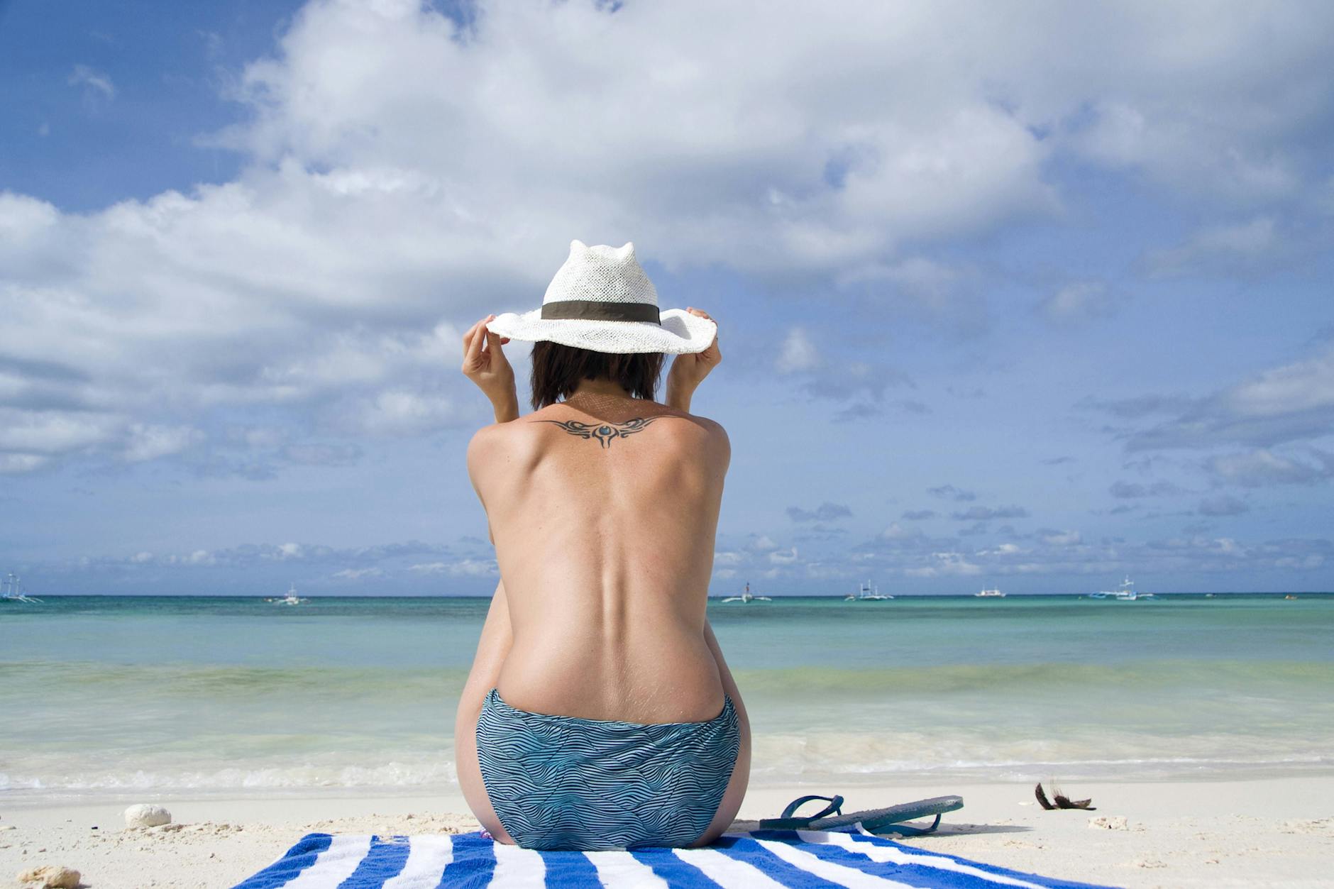 Muss es immer ein Badeurlaub auf Boracay auf den Philippinen sein? Entspannen auf einem Handtuch kann man schließlich auch an einem See in Brandenburg.