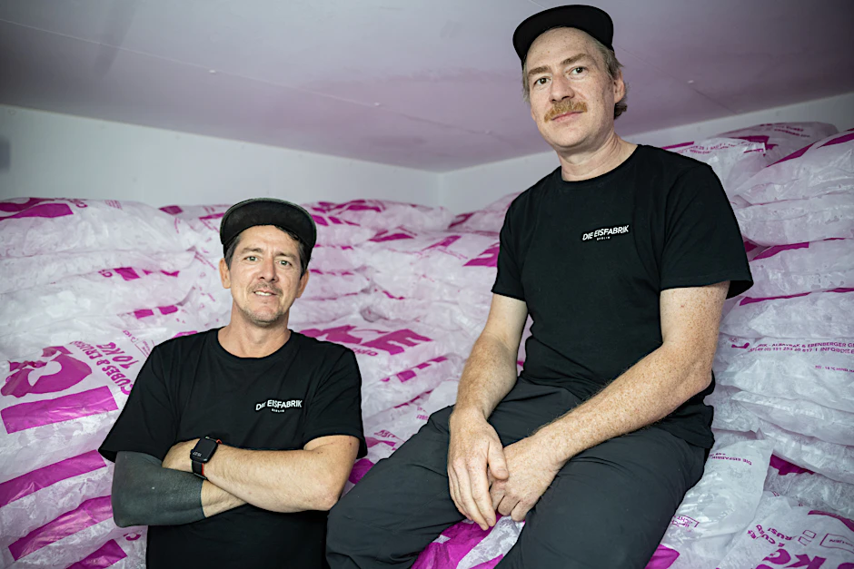 Sezgin Albayrak (l.) und Sebastian Ebenberger in ihrem Kühlraum in der Berliner Eisfabrik. Hier fertigen sie maschinell Eiswürfel und Crushed Ice her.