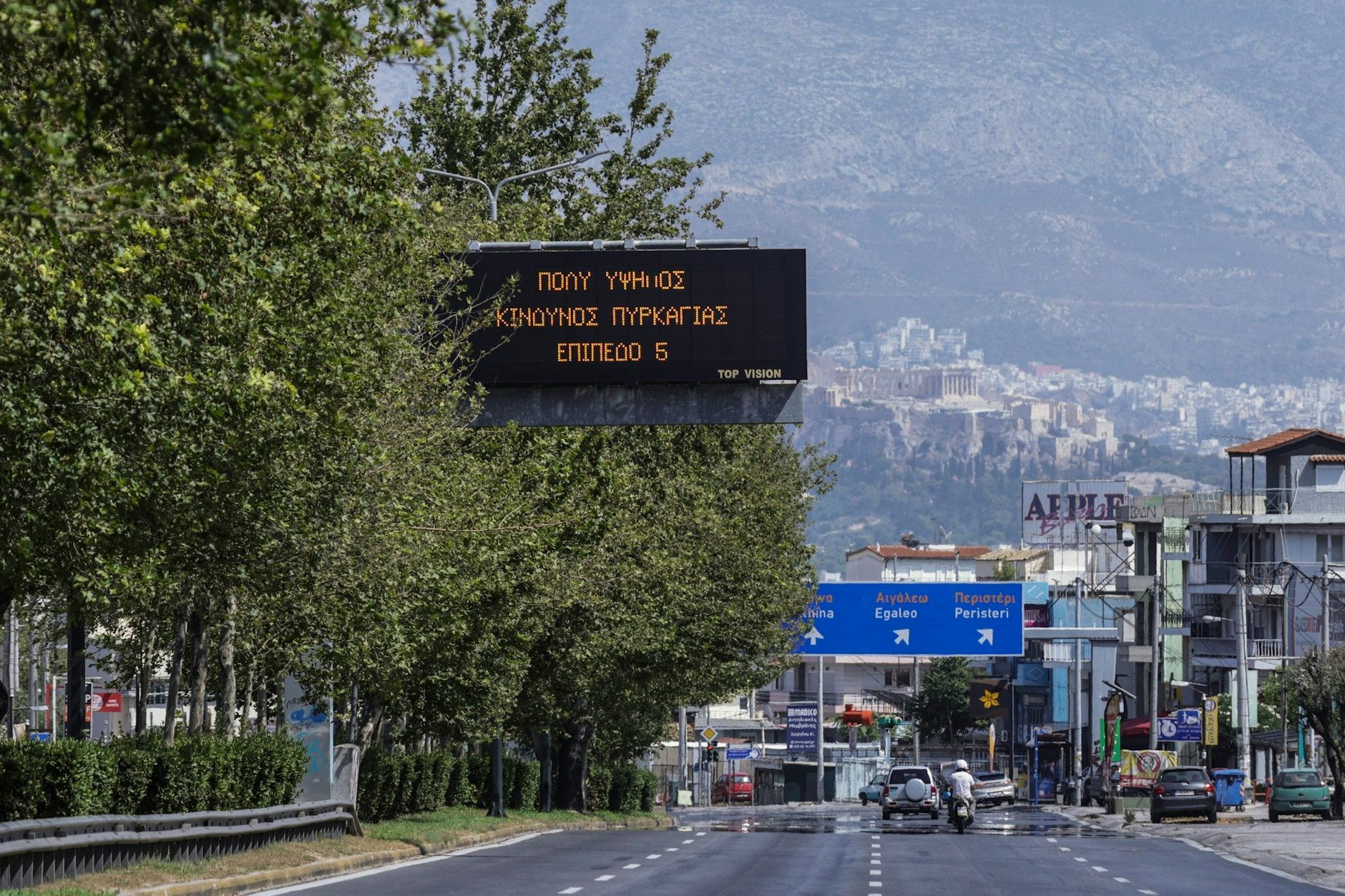 Ein Monitor informiert Autofahrer in Athen vor der hohen Brandgefahr.  