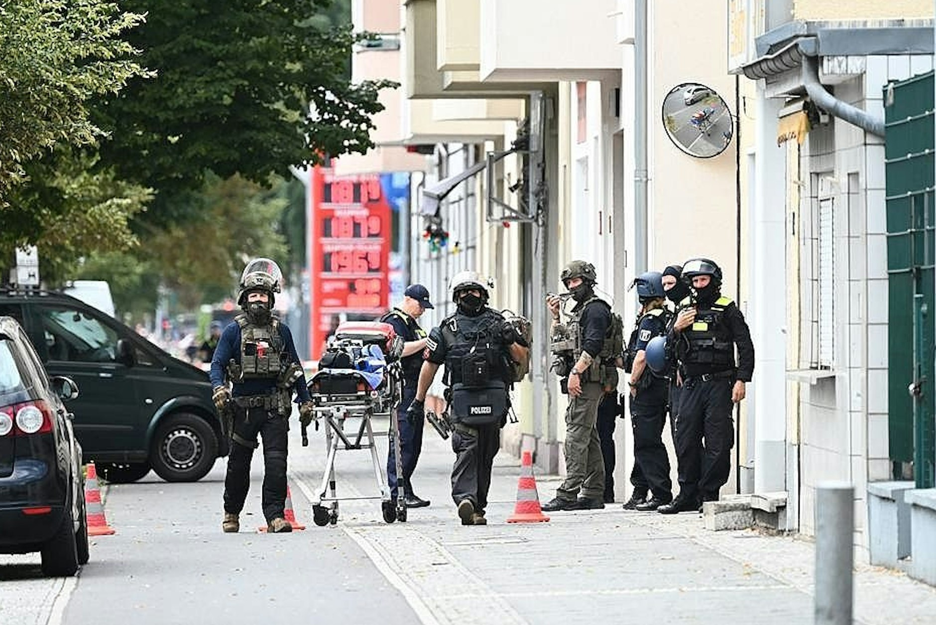 SEK-Beamte stehen vor einem Wohnhaus am Brunsbütteler Damm.&nbsp;