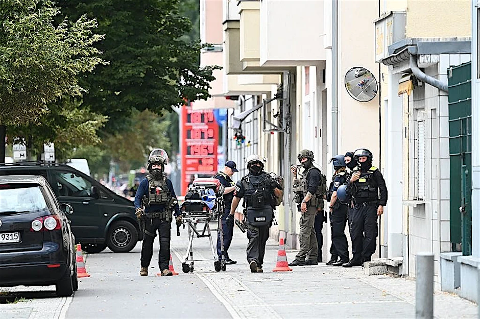 SEK-Beamte stehen vor einem Wohnhaus am Brunsbütteler Damm.&nbsp;