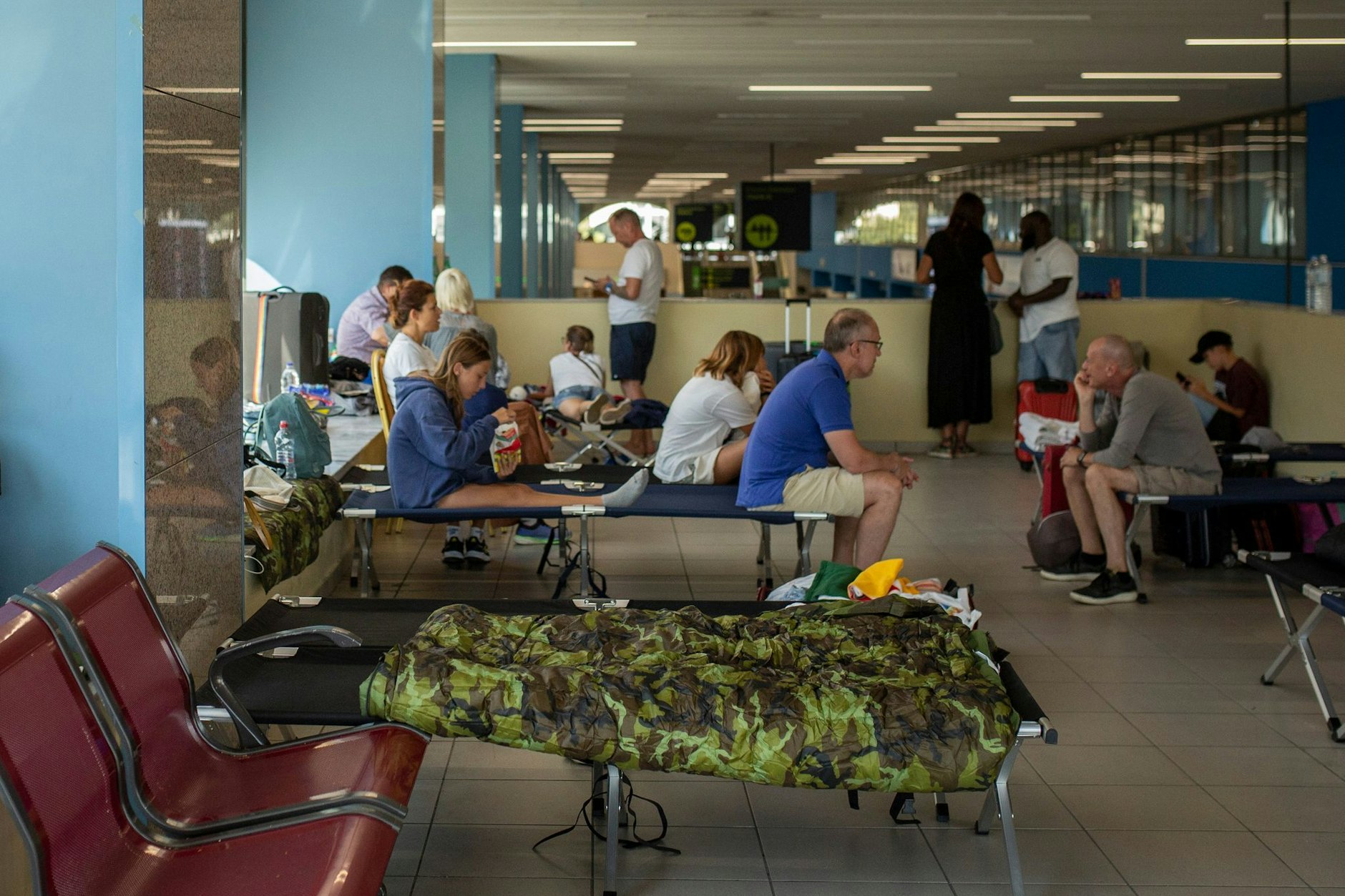 Von den Waldbränden betroffene Touristen warten am internationalen Flughafen Diagoras auf Rhodos auf ihren Flug.
