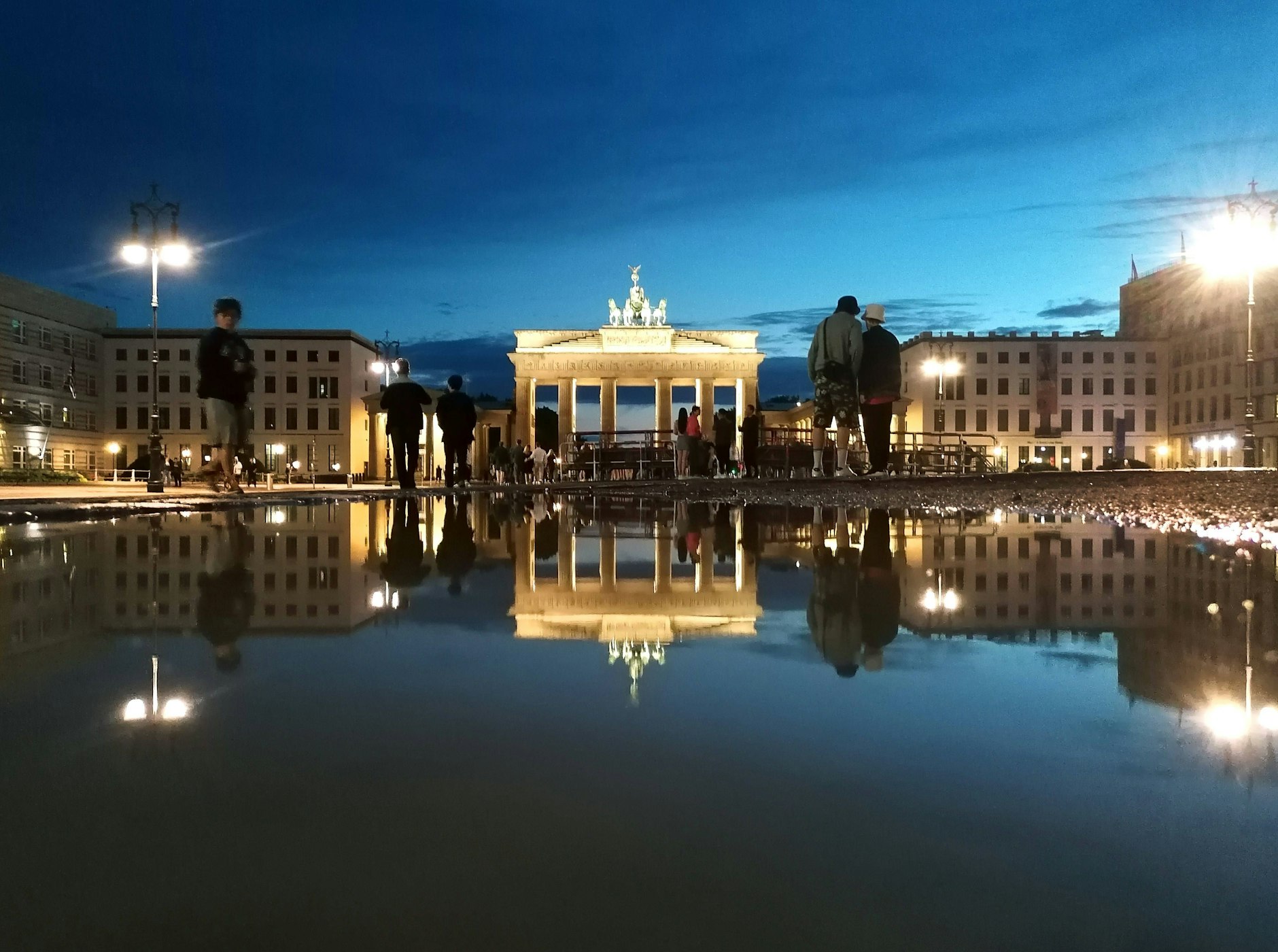Die Ruhe nach dem Sturm: Das Brandenburger Tor spiegelt sich nach dem verwüstenden Unwetter in einer Pfütze.