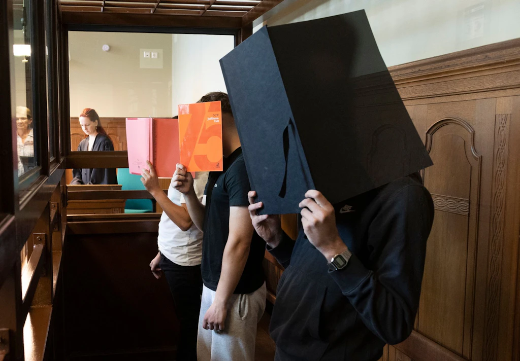 Jeremy kam wegen der Liebe und wurde gequält, gefoltert und erpresst