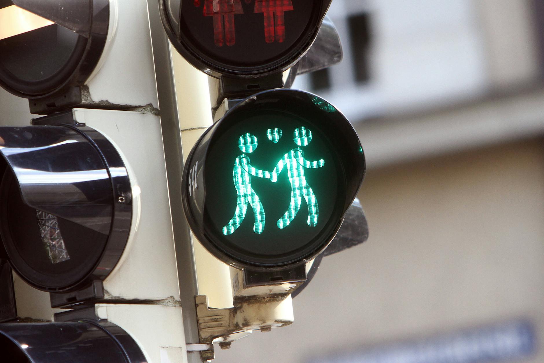 Bekommt Berlin seine erste queere Ampel? Senatorin prüft grünes Licht