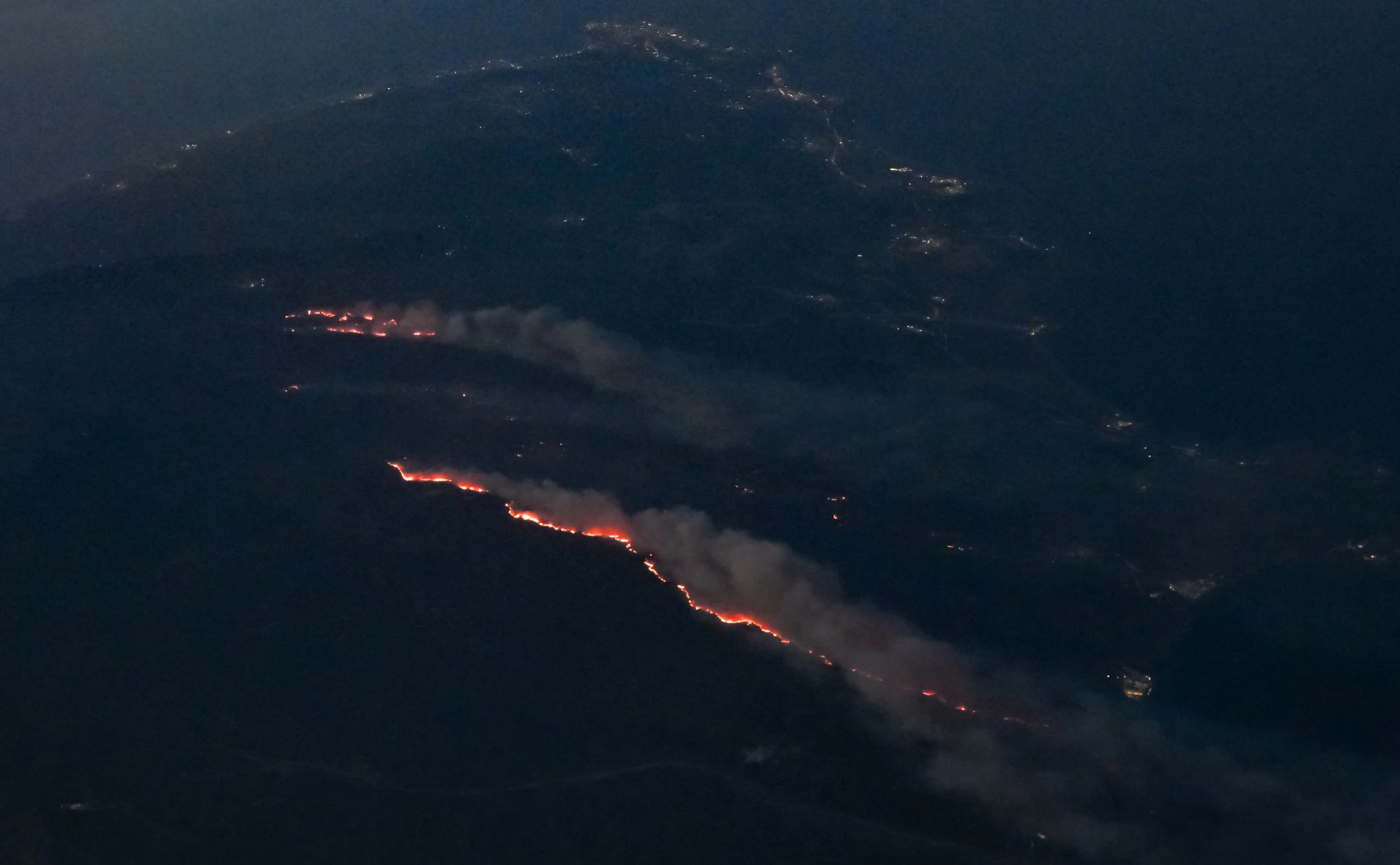 Von einem Flugzeug aus sind die Waldbrände auf Rhodos zu sehen.  