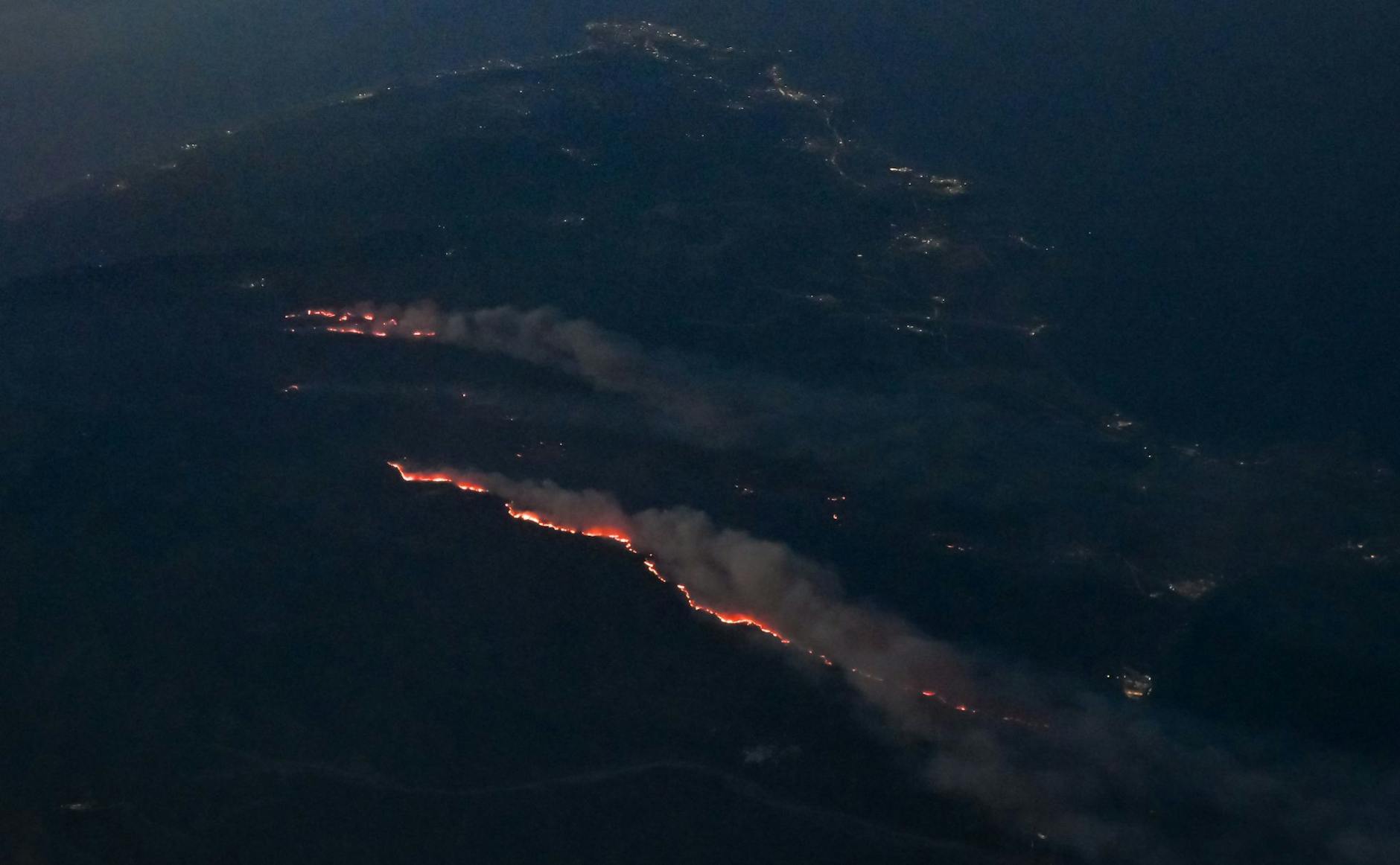 Von einem Flugzeug aus sind die Waldbrände auf Rhodos zu sehen.