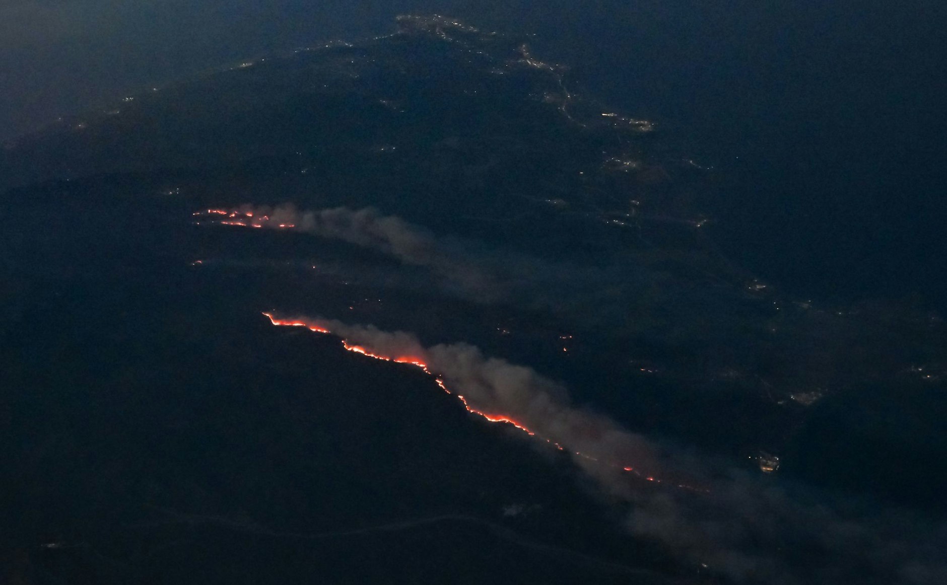 Von einem Flugzeug aus sind die Waldbrände auf Rhodos zu sehen.  