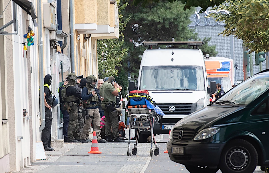 Spezial-Einsatzkräfte der Polizei stehen vor einem Haus am Brunsbütteler Damm in Spandau. Dort sollte eine Wohnung geräumt werden.