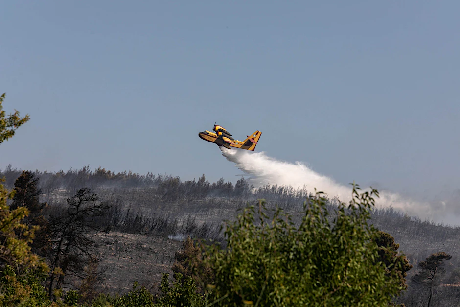 Ein Löschflugzeug löscht einen Flächenbrand in Griechenland.&nbsp;
