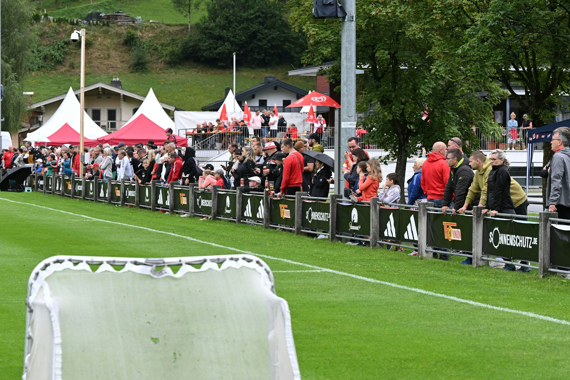 Der 1. FC Union Berlin trainiert und alle schauen zu: Auch in Österreich strömen die Fans der Köpenicker an den Platz, um ihre Lieblinge zu sehen.