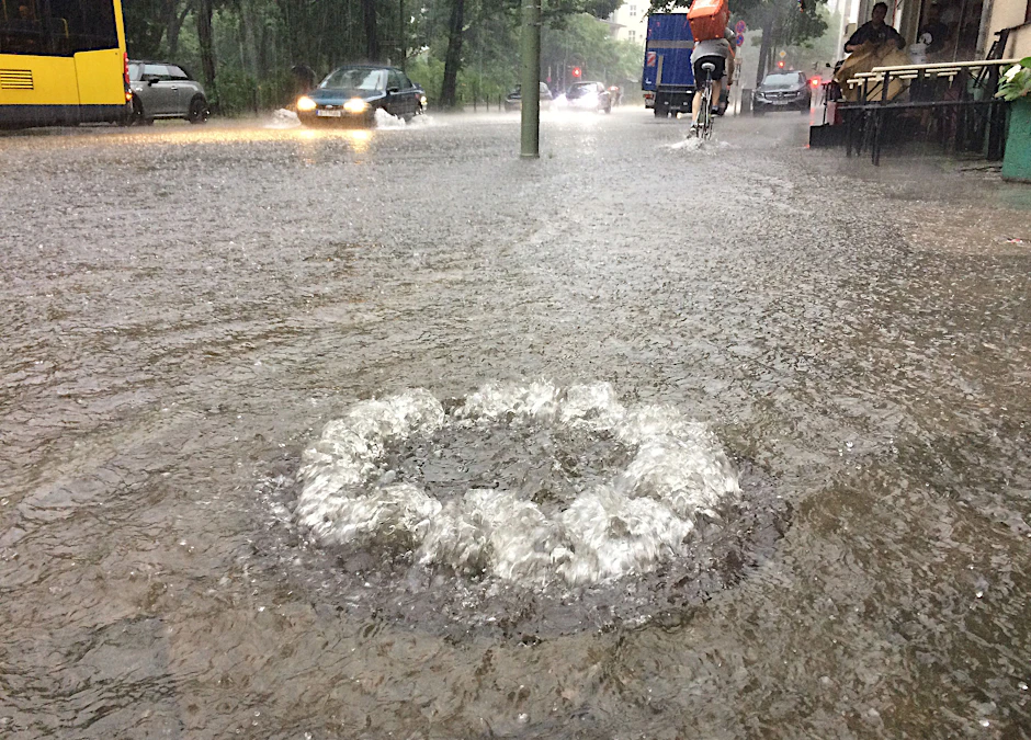 So sah es hier auch schon mal aus: Wasser sprudelt am 29. Juni 2017 in Berlin auf einer überfluteten Straße im Stadtteil Schöneberg aus einem Gully.&nbsp;