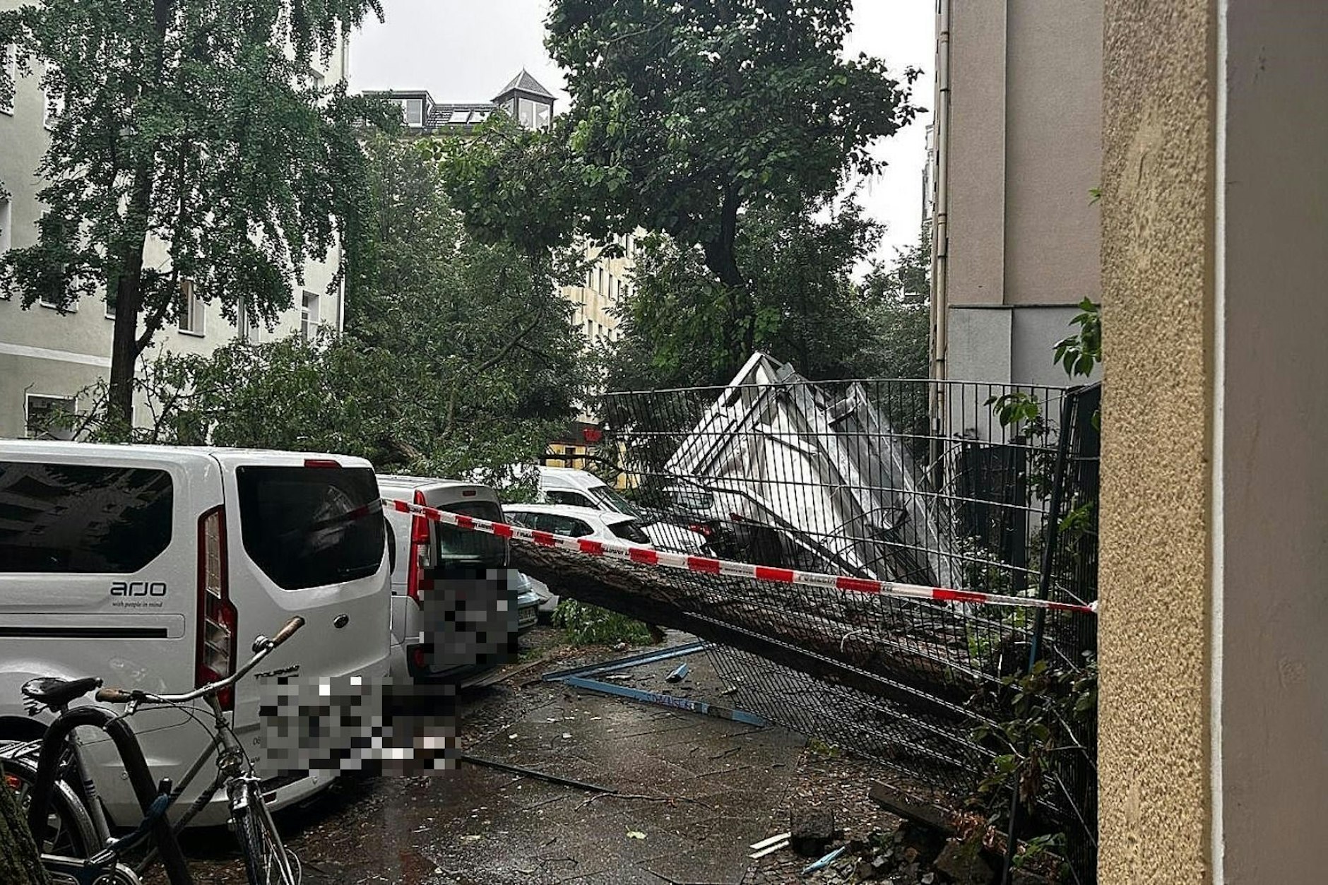 In Moabit stürzte ein Bau auf Webetafeln und anschließend auf mehrere Autos.