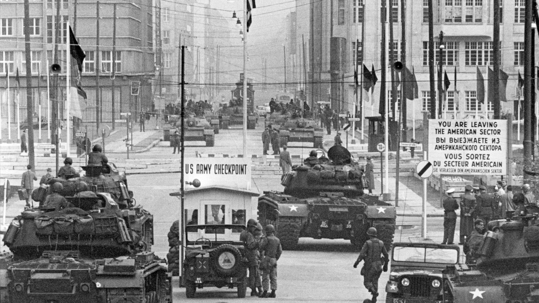 Gespannte Stimmung zwischen den Supermächten im Herzen Berlins wenige Wochen nach dem Mauerbau: Sowjetische (hinten) und amerikanische Panzer (vorn) stehen sich am 28.10.1961 an der Berliner Sektorengrenze in der Friedrichstraße gegenüber. 