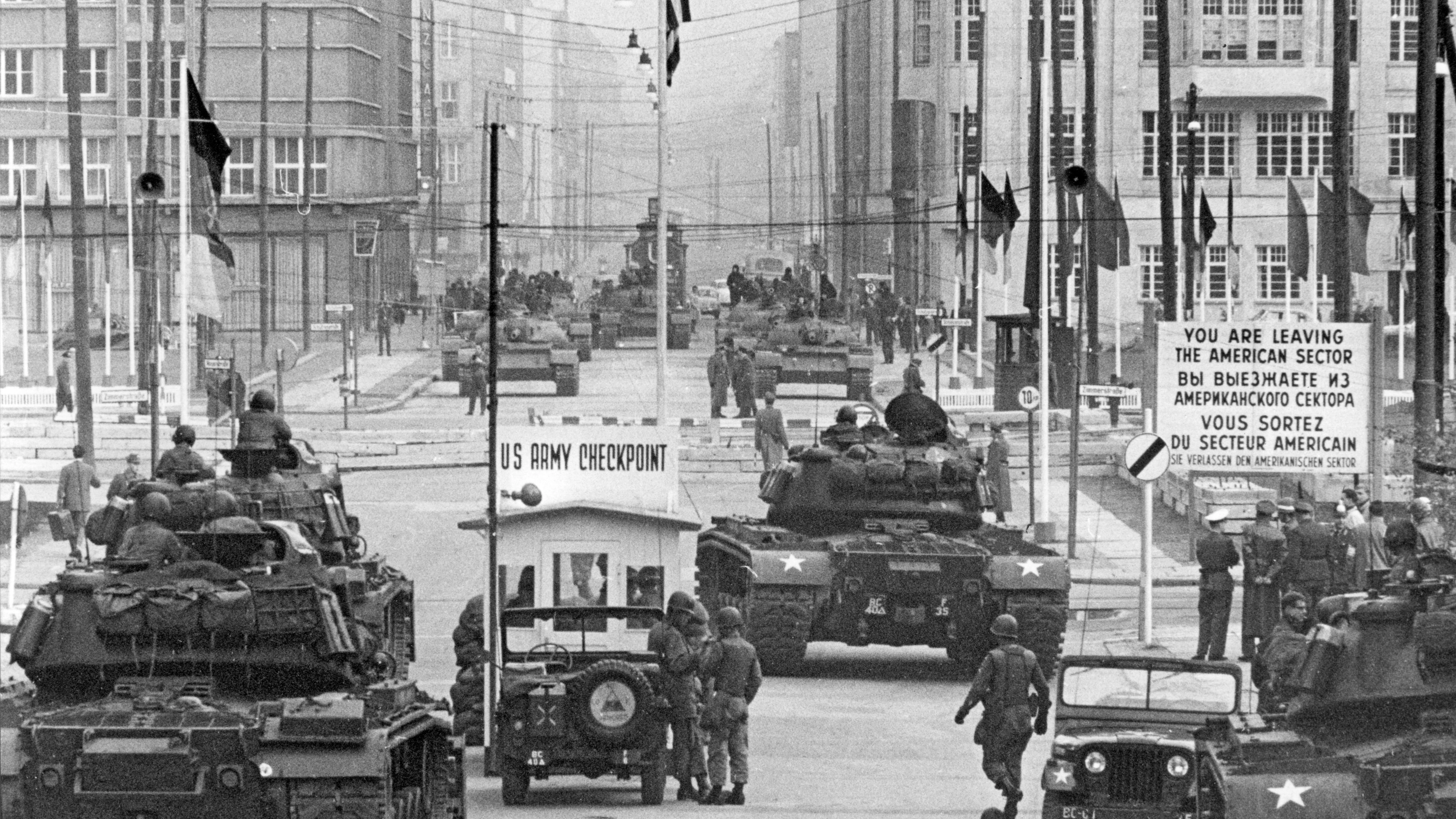 Gespannte Stimmung zwischen den Supermächten im Herzen Berlins wenige Wochen nach dem Mauerbau: Sowjetische (hinten) und amerikanische Panzer (vorn) stehen sich am 28.10.1961 an der Berliner Sektorengrenze in der Friedrichstraße gegenüber.&nbsp;&nbsp;