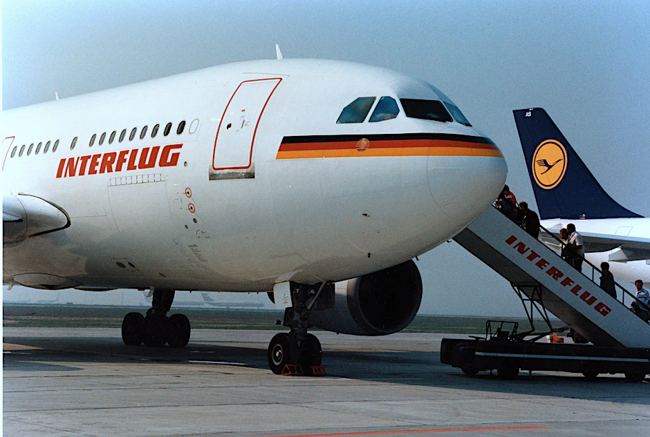 Der Airbus A310 der DDR-Fluggesellschaft Interflug auf dem Rollfeld in Schönefeld: Im Oktober 1989 flog er von dort zum ersten Mal ab.