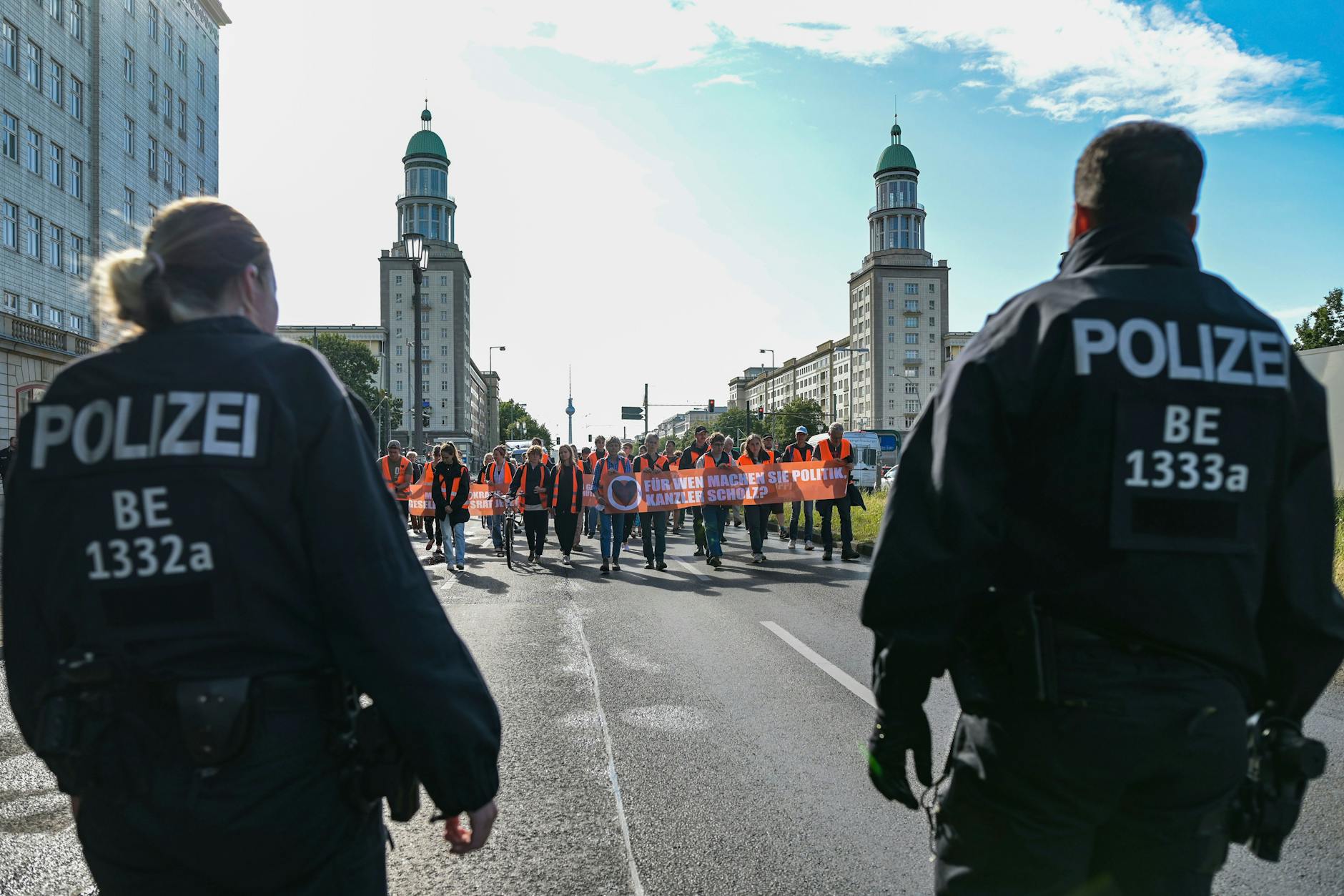 Polizisten begleiten am Mittwoch den Marsch der Letzten Generation, die Aktivisten werden dabei häufig vom Straßenrand bepöbelt. 
