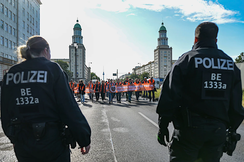 Polizisten begleiten am Mittwoch den Marsch der Letzten Generation, die Aktivisten werden dabei häufig vom Straßenrand bepöbelt. &nbsp;