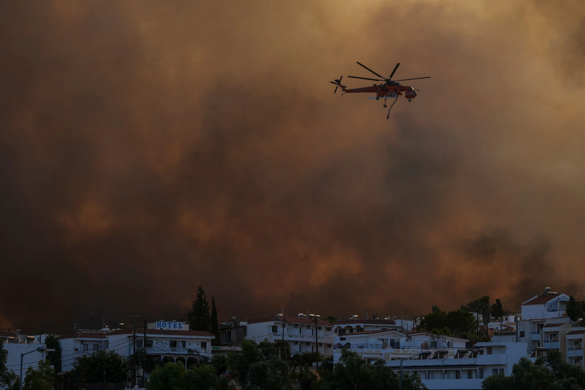 Ein Löschhubschrauber fliegt über Gennadi