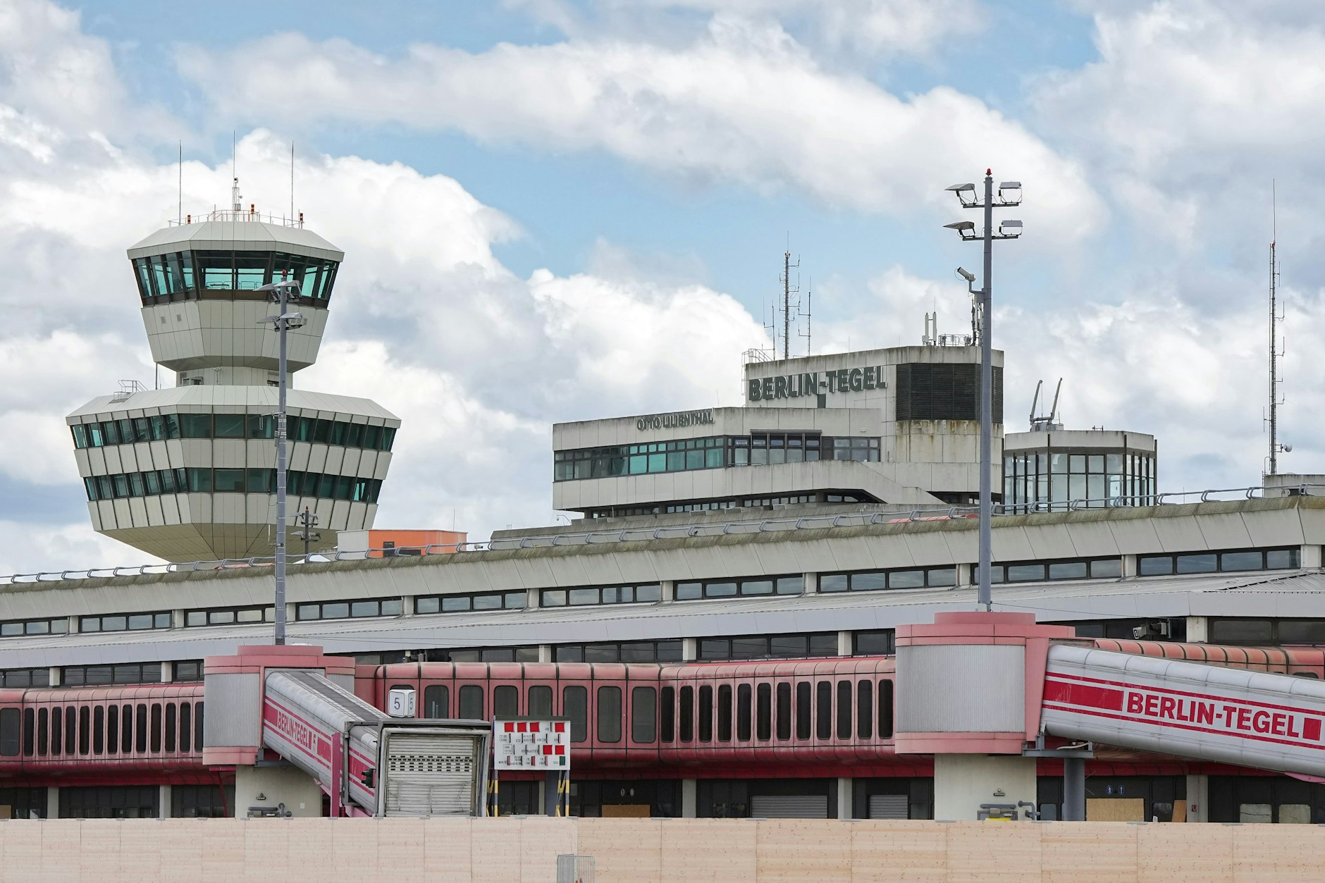 Der stillgelegte Flughafen Tegel: Auf dem Areal soll nun nach Erdwärme gebohrt werden.