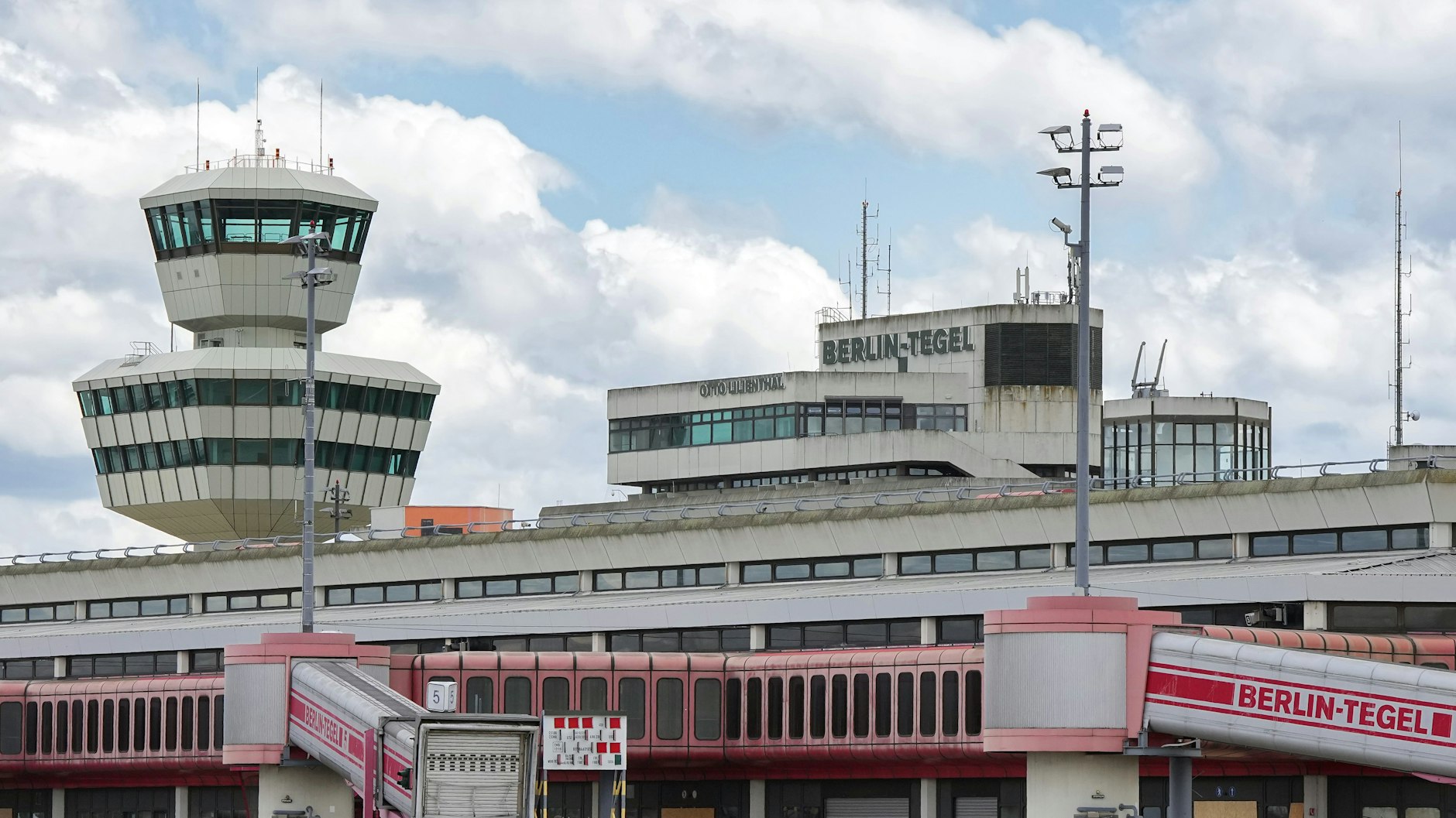 Party im ehemaligen Flughafen Tegel? Das ist am Samstag möglich!