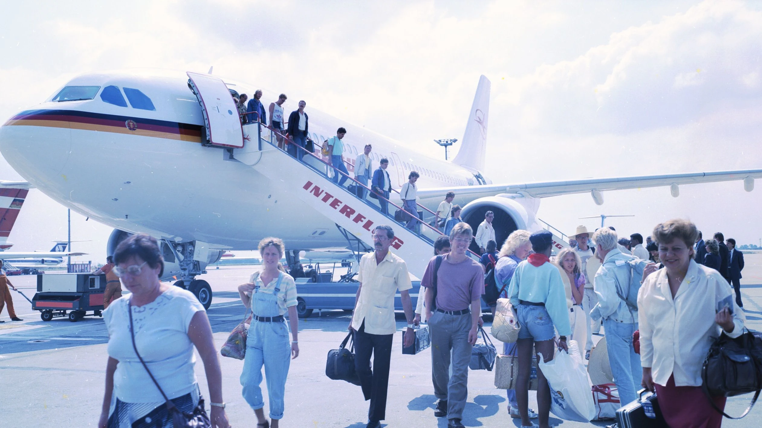 Der letzte DDR-Airbus 1990 in Schönefeld: Nach dem Mauerfall flogen Ostdeutsche mit dieser Maschine nach Mallorca.