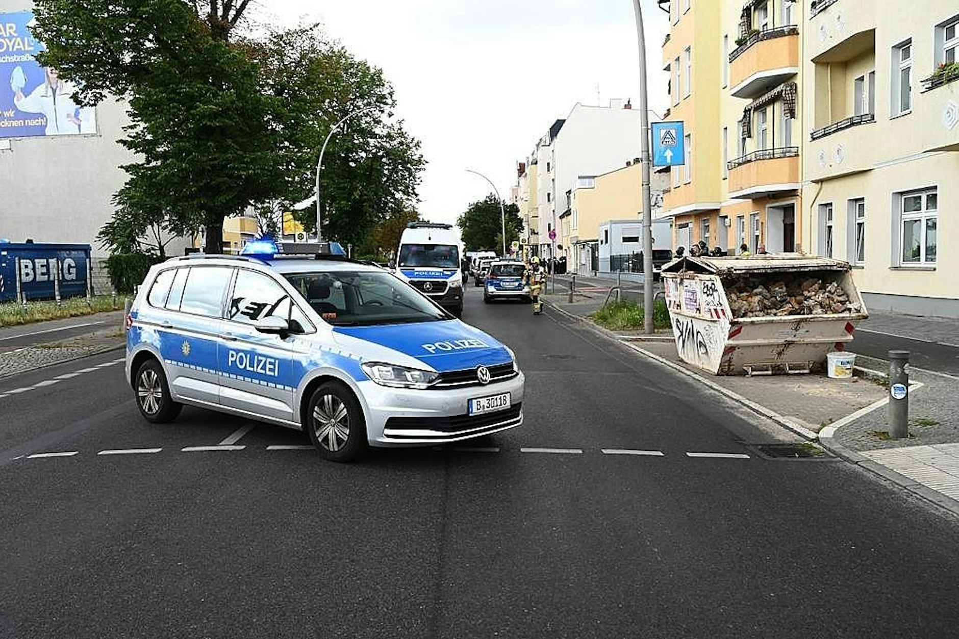 Die Gerichtsvollzieherin wurde bei dem Versuch der Zwangsräumung bedroht, stundenlang ist die Polizei am Brunsbütteler Damm in Spandau im Einsatz.