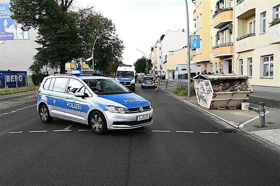 Die Gerichtsvollzieherin wurde bei dem Versuch der Zwangsräumung bedroht, stundenlang ist die Polizei am Brunsbütteler Damm in Spandau im Einsatz.