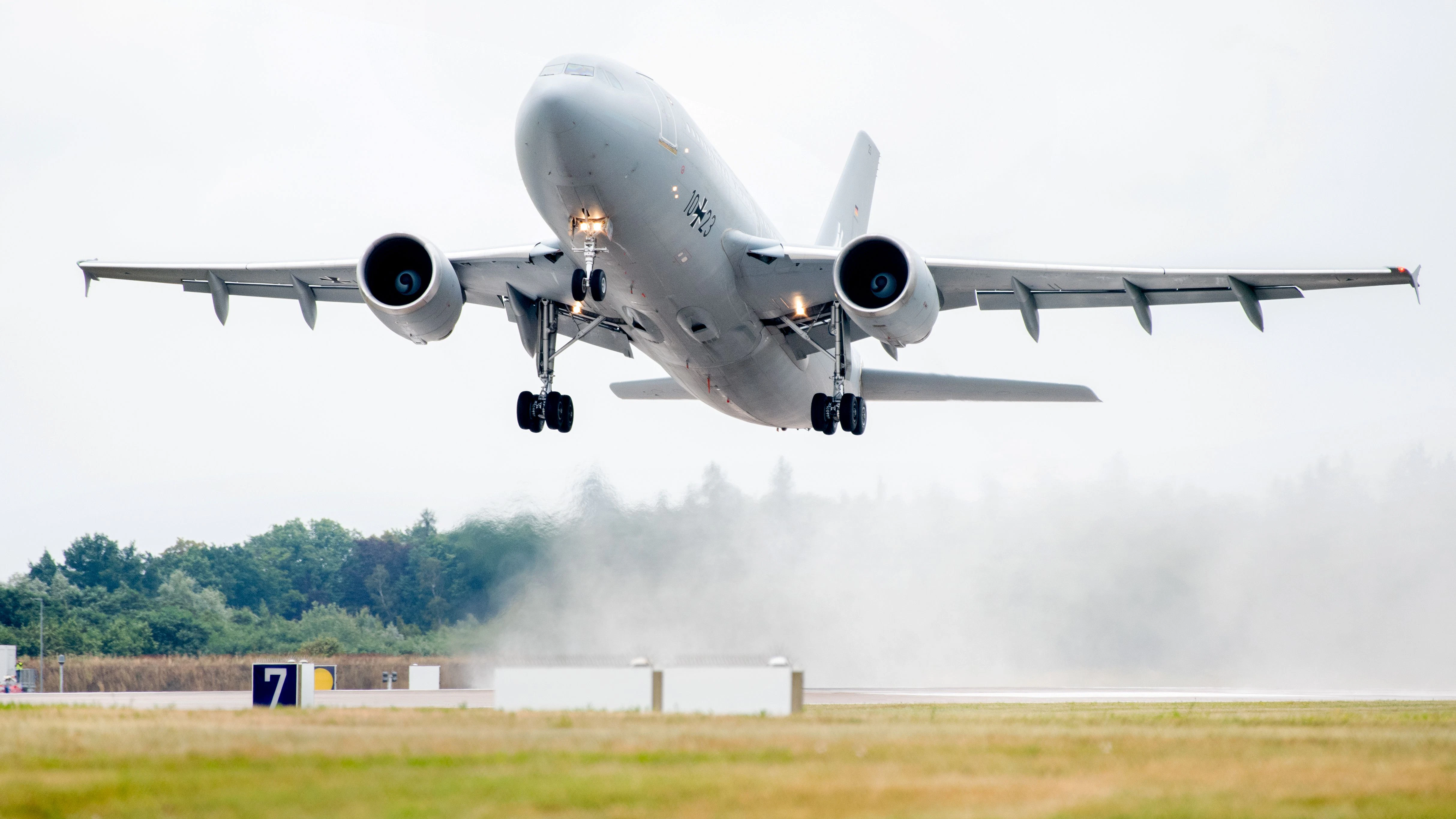 Auf dem Flugplatz Wunstorf in Niedersachsen startet der A310 im August 2021 zu seiner Afghanistan-Mission. Es war der letzte Einsatz des einstigen DDR-Jets für die Bundeswehr.