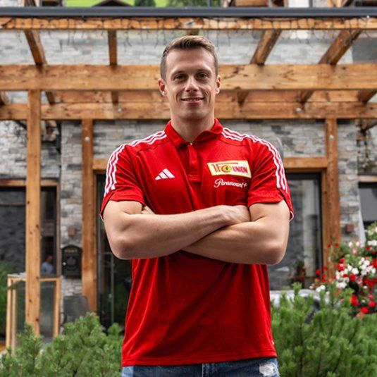 Herthas Keeper Alexander Schwolow präsentierte sich Mittwoch im neuen Union-Dress.