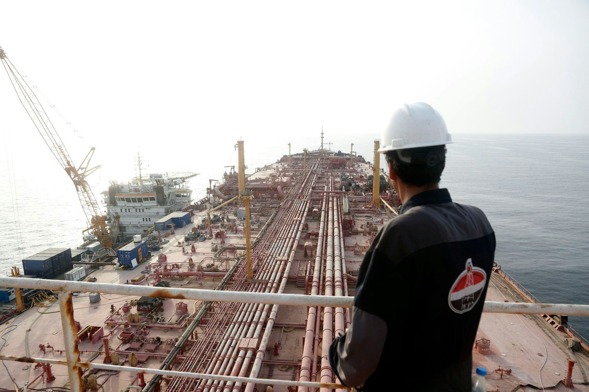 ARCHIV - Ein Ingenieur steht auf dem oberen Deck der «FSO Safer» - der Supertanker wurde seit Jahren nicht mehr gewartet.