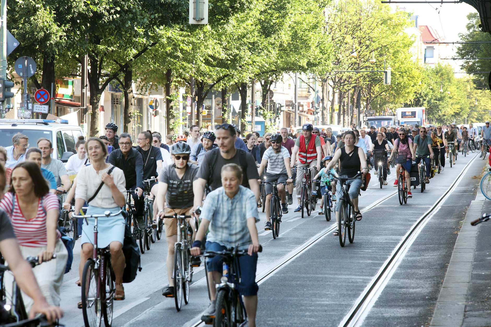 Fahrraddemo auf der Schönhauser Allee am S- und U-Bahnhof. Der Protest Ende Juni war erfolgreich. Verkehrssenatorin Manja Schreiner (CDU) gab grünes Licht für den Umbau der Straße.