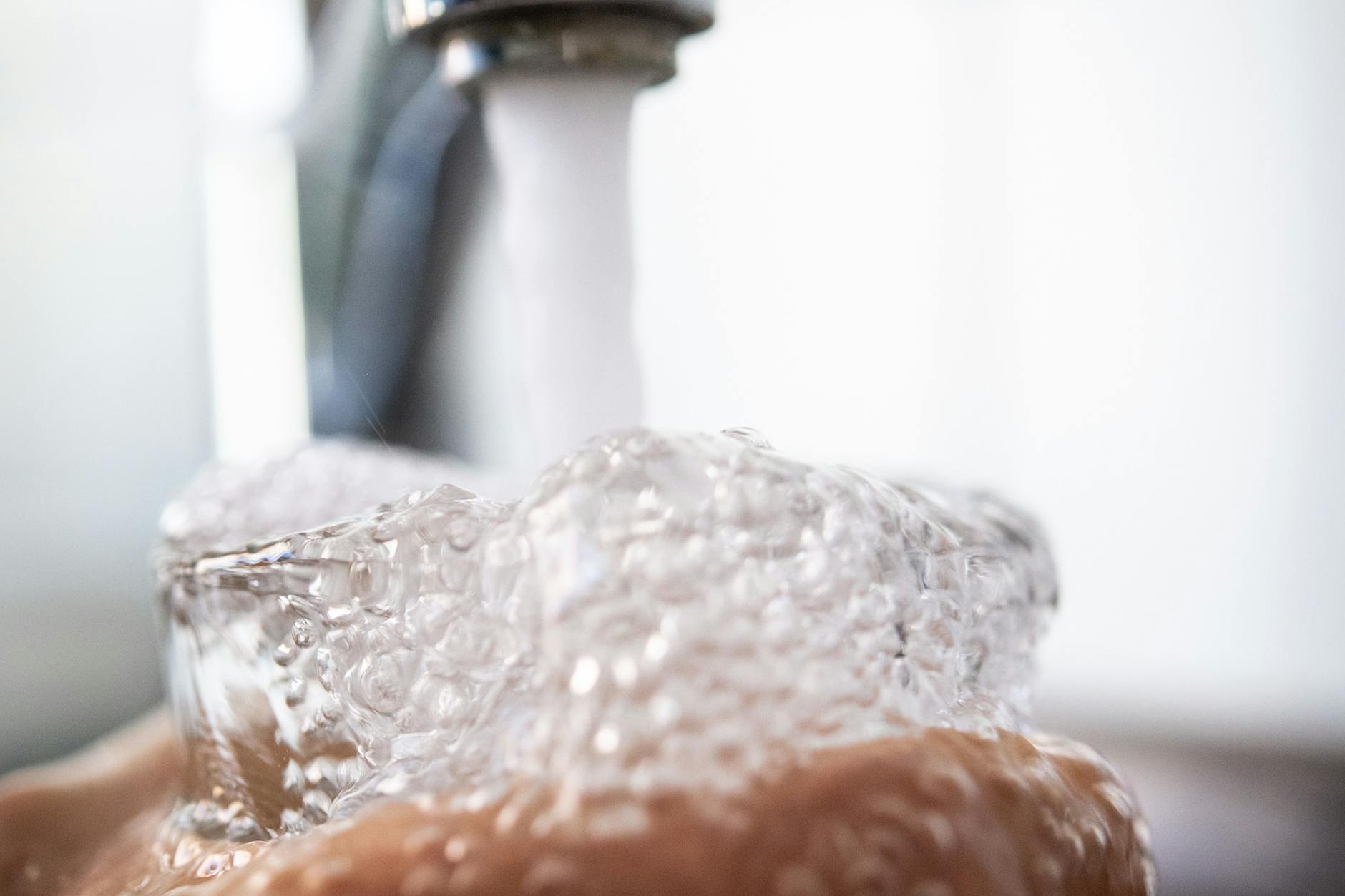 Ob hart oder weich: Wie das Trinkwasser beschaffen ist, hängt von der Region ab, in der man lebt. In Berlin ist das Wasser eher hart.