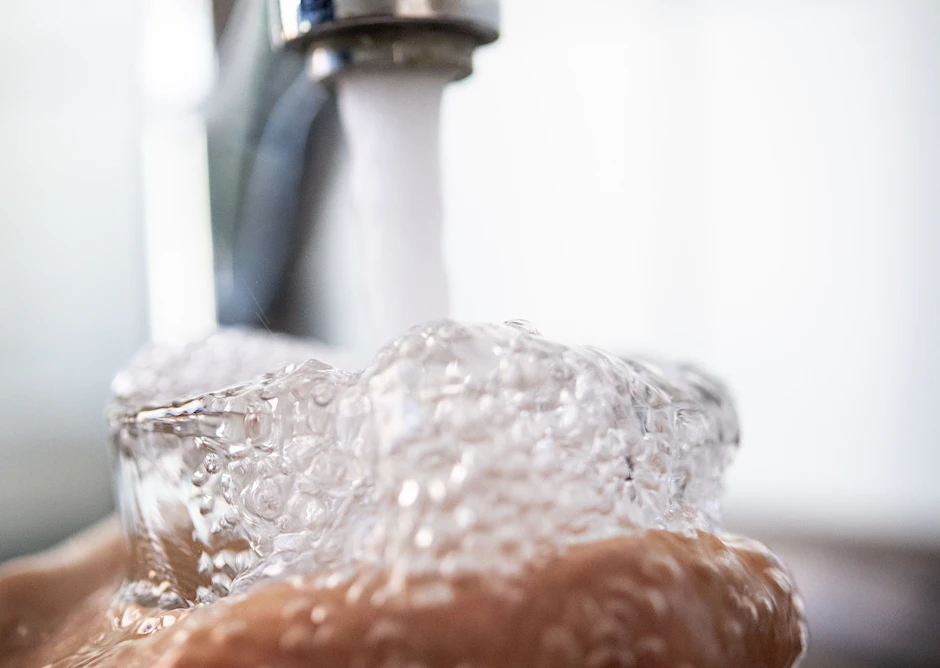Ob hart oder weich: Wie das Trinkwasser beschaffen ist, hängt von der Region ab, in der man lebt. In Berlin ist das Wasser eher hart.