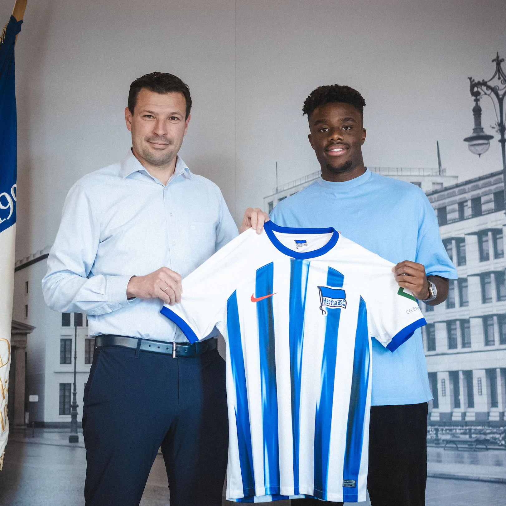 Herthas Sportdirektor Benjamin Weber und der neue Linksverteidiger Anderson Lucoqui