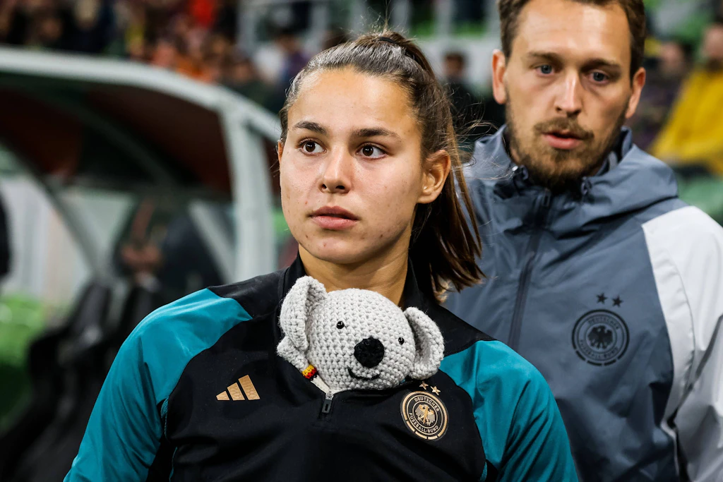 Frauen-WM: Wenn Lena Oberdorf mit Häkel-Koala Waru kuschelt, spielt das Netz verrückt