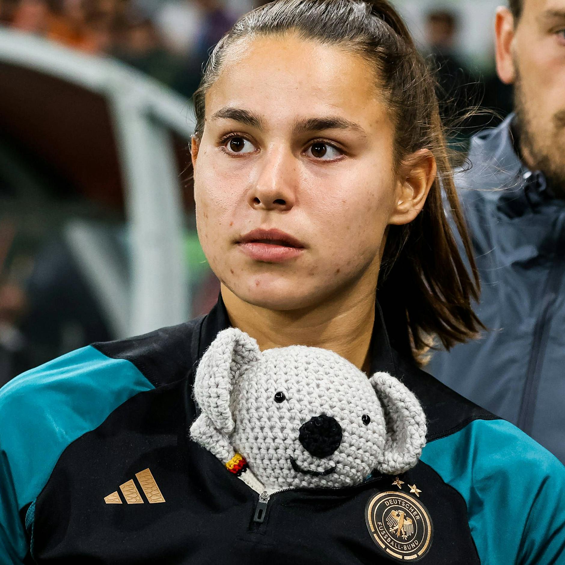 Frauen-WM: Wenn Lena Oberdorf mit Häkel-Koala Waru kuschelt, spielt das Netz verrückt
