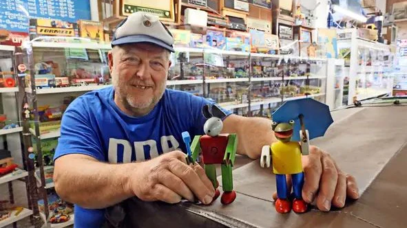 Manfred Hüsges, der Inhaber des DDR-Museums, mit den beiden Spielfiguren Quiek und Quak.&nbsp;