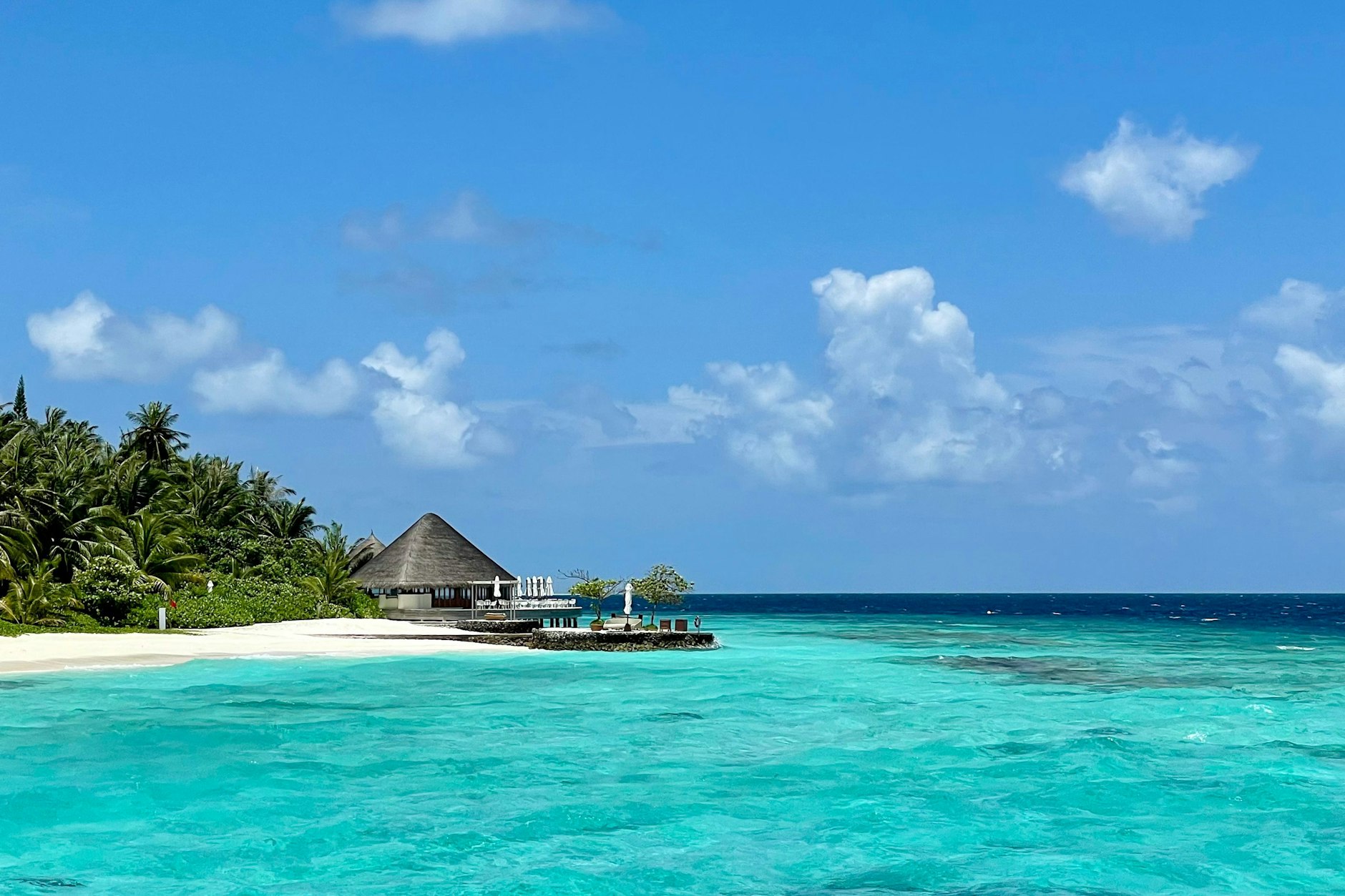 Türkises Wasser, blauer Himmel, weißer Sand: Auf den Malediven soll ein ukrainischer Abgeordneter Urlaub gemacht haben. Nun ermitteln die Behörden. 