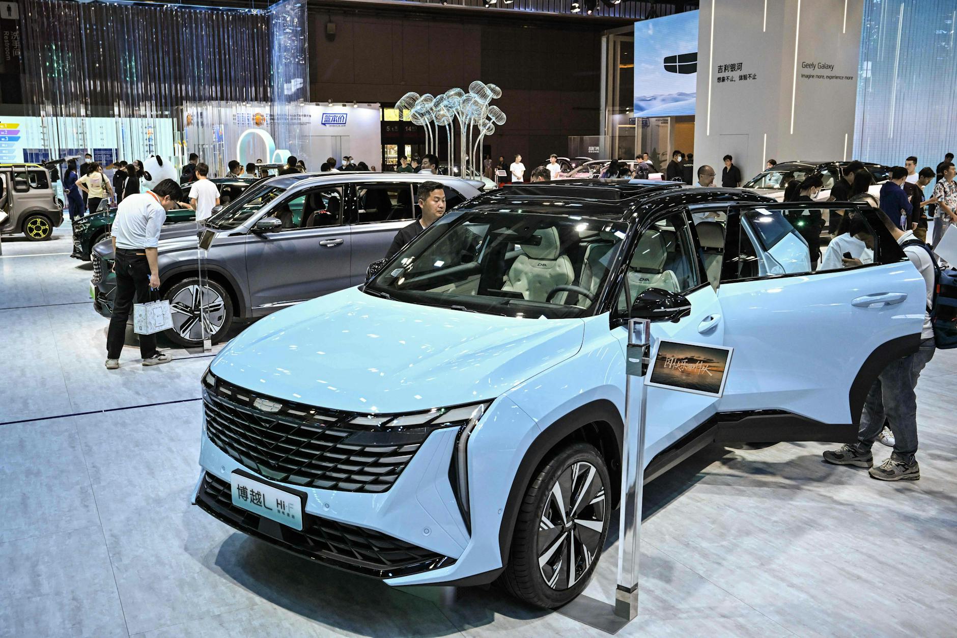 Menschen schauen sich Geely-Autos während der 20. Shanghai International Automobile Industry Exhibition am 19. April 2023 an. Die Marke wird nun auch in Russland beliebter. 