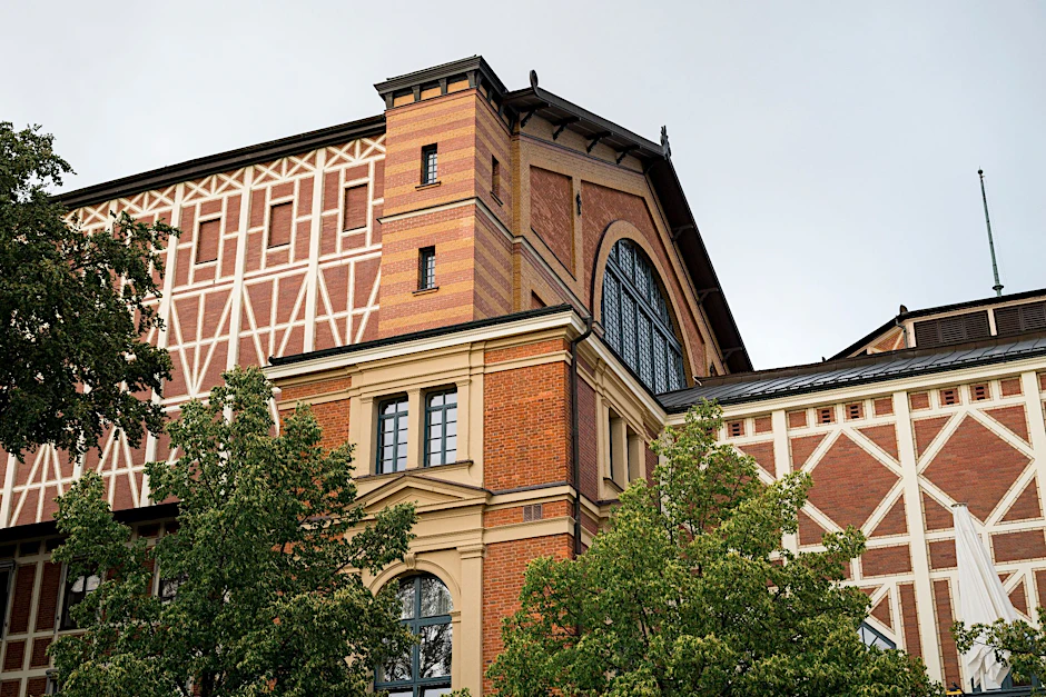 Das Bayreuther Festspielhaus, Spielstätte der Bayreuther Festspiele.  