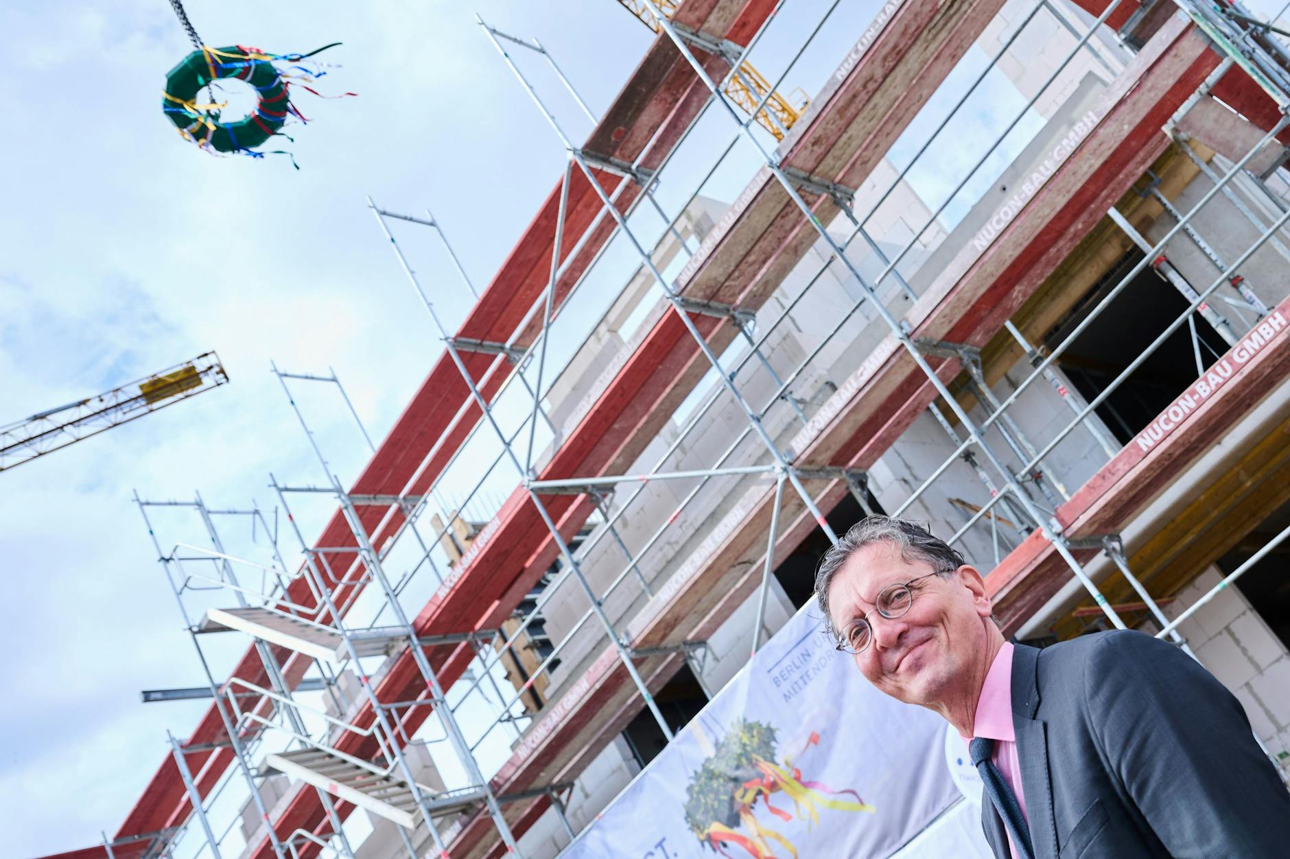 Bausenator unterm Richtkranz: Christian Gaebler in Spandau