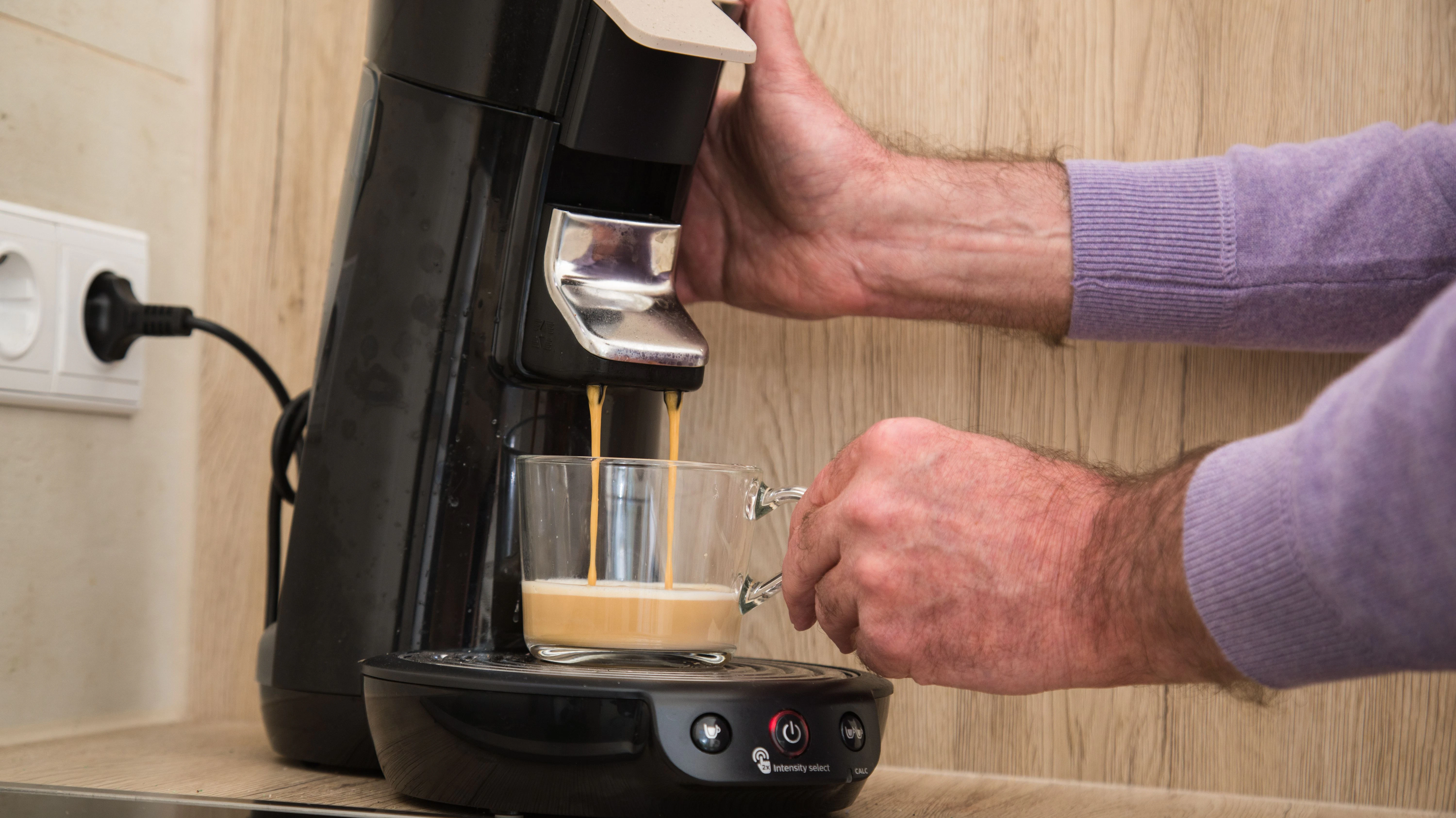 Kommt der Kaffee unregelmäßig aus der Maschine, kann das am Kalk in den Leitungen liegen.