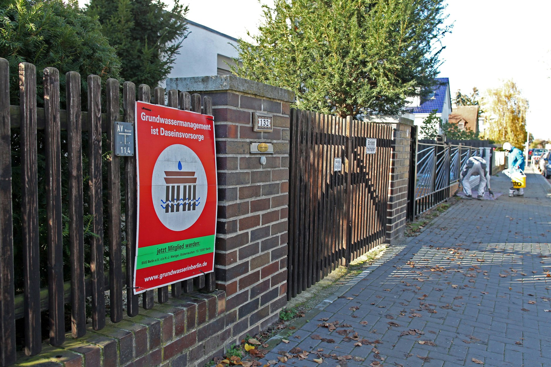 Das Blumenviertel in Berlin-Rudow: Ein Protestschild hängt am Gartenzaun.&nbsp;
