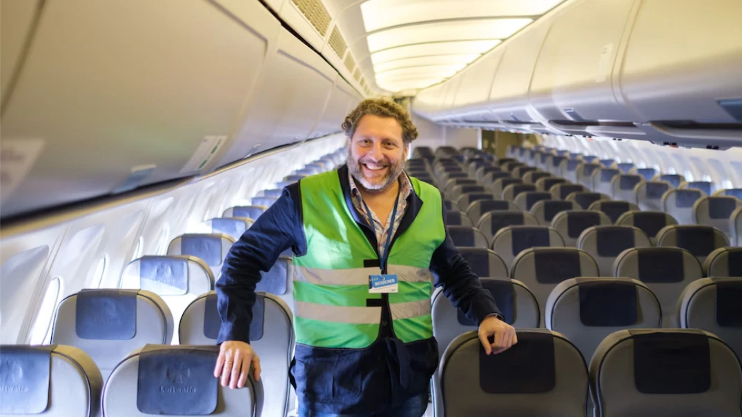 Fabrizio Sepe, Geschäftsführer des Serengeti-Parks, steht September 2021 in dem DDR-Airbus, den er von der Bundeswehr bekam.