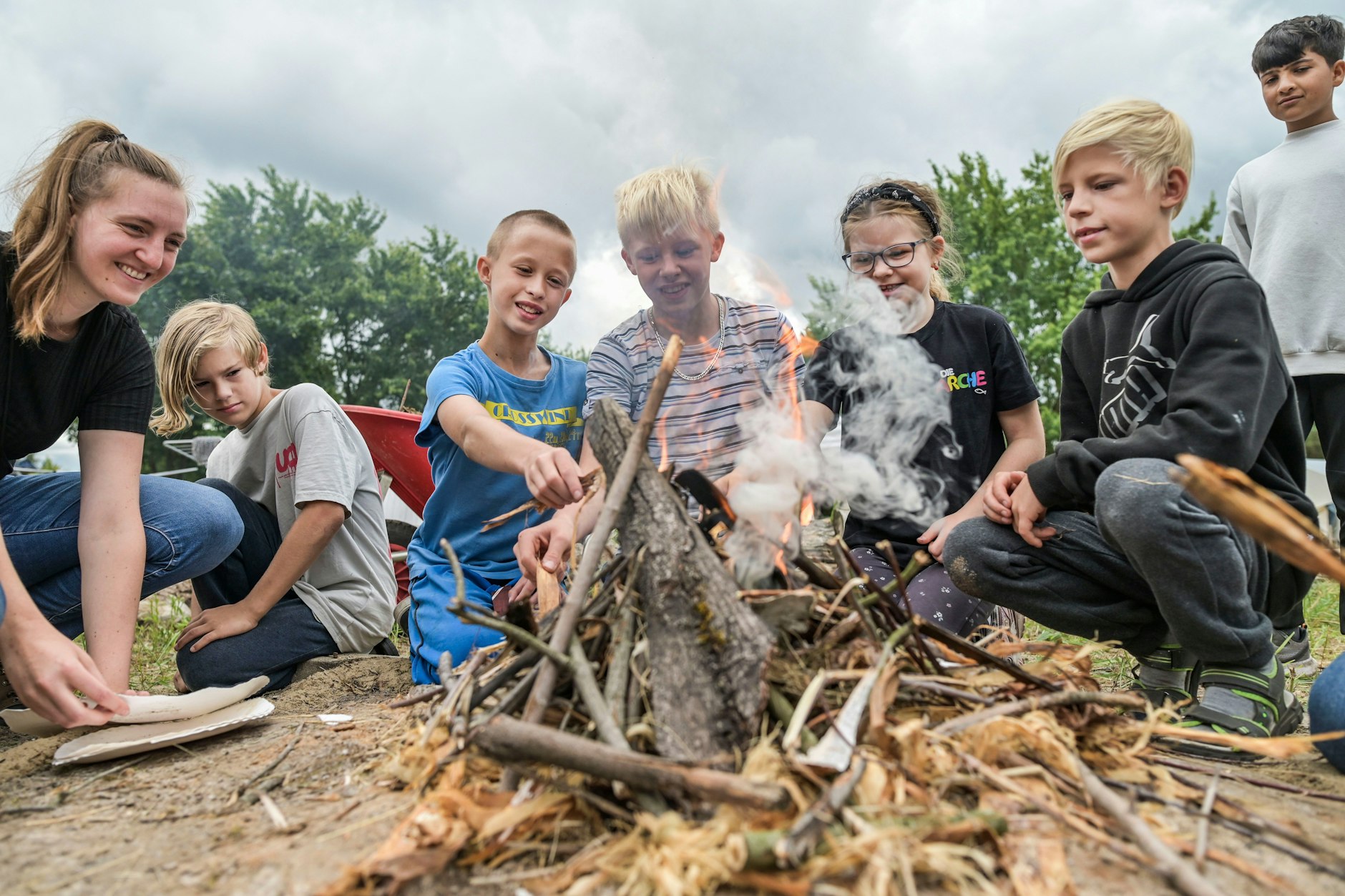 Die Kinder machen ein Lagerfeuer.
