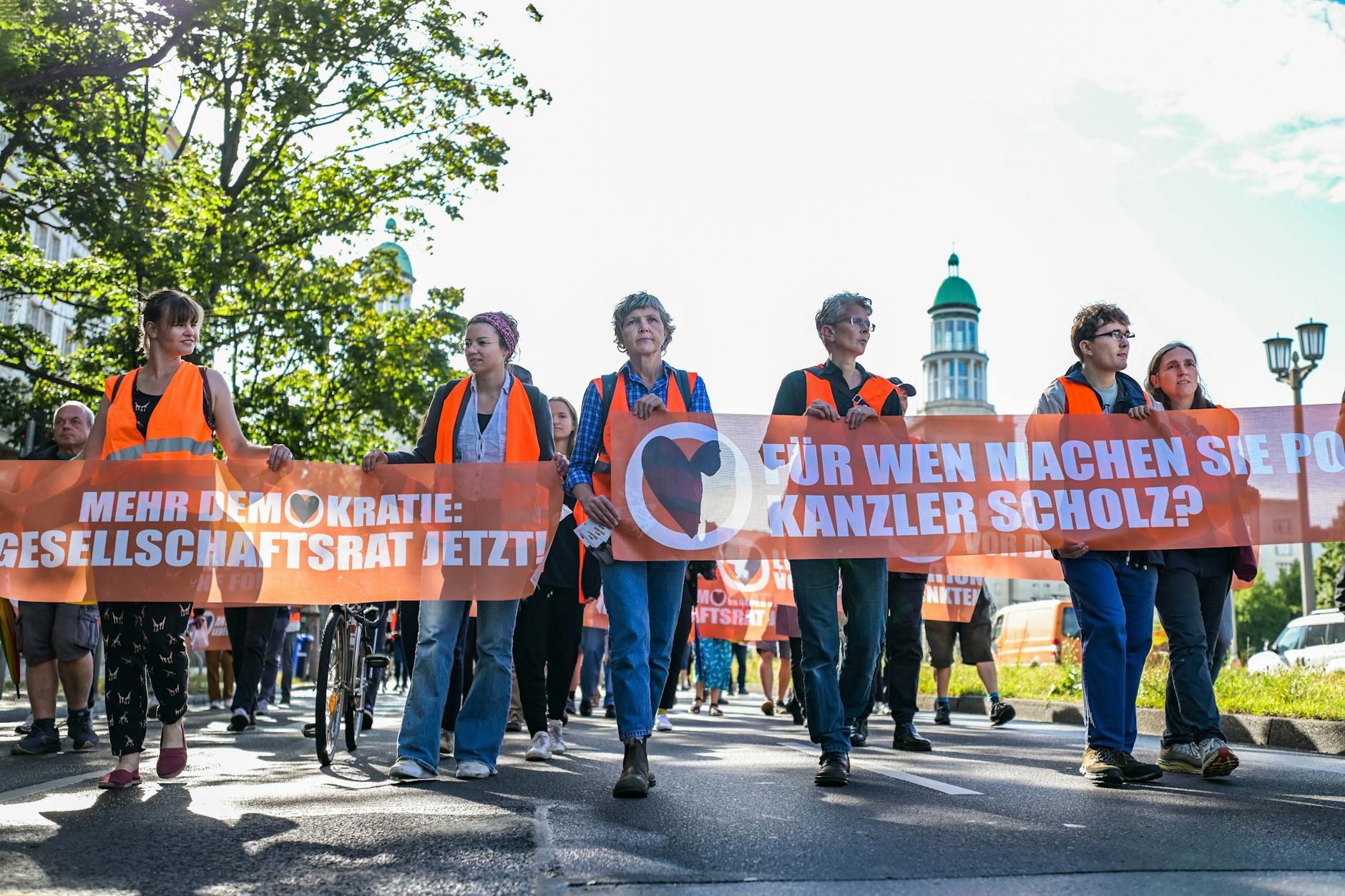 Kleiner Protest: Rund 90 Demonstranten haben den Feierabendverkehr auf der Frankfurter Allee aufgehalten und halten Transparente zum Klimaschutz in den Händen.