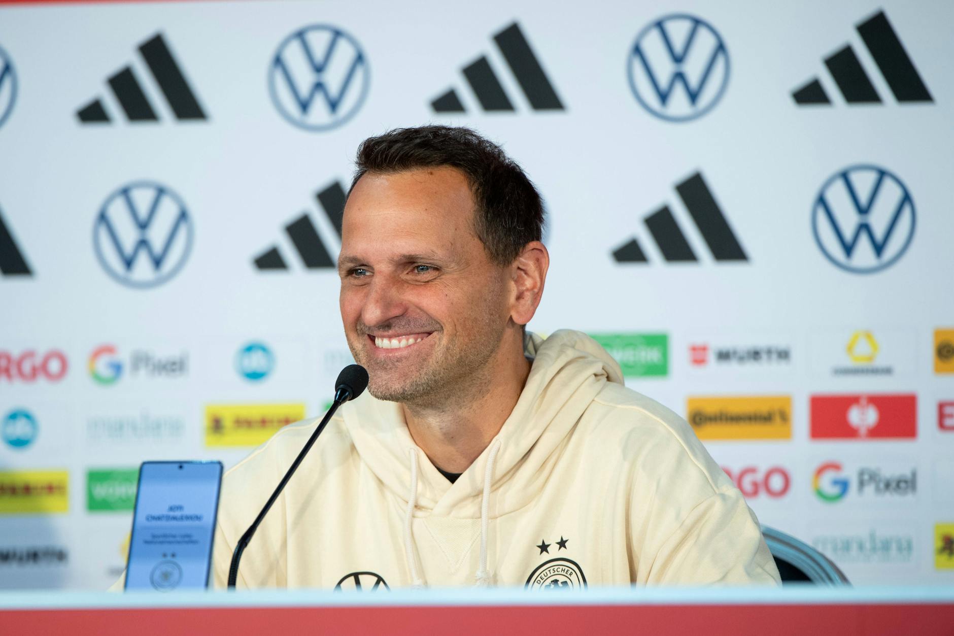 Joti Chatzialexiou, Sportlicher Leiter der Nationalmannschaften, lacht zufrieden. Der Auftakt des Frauen-Teams lief schon mal gut. 