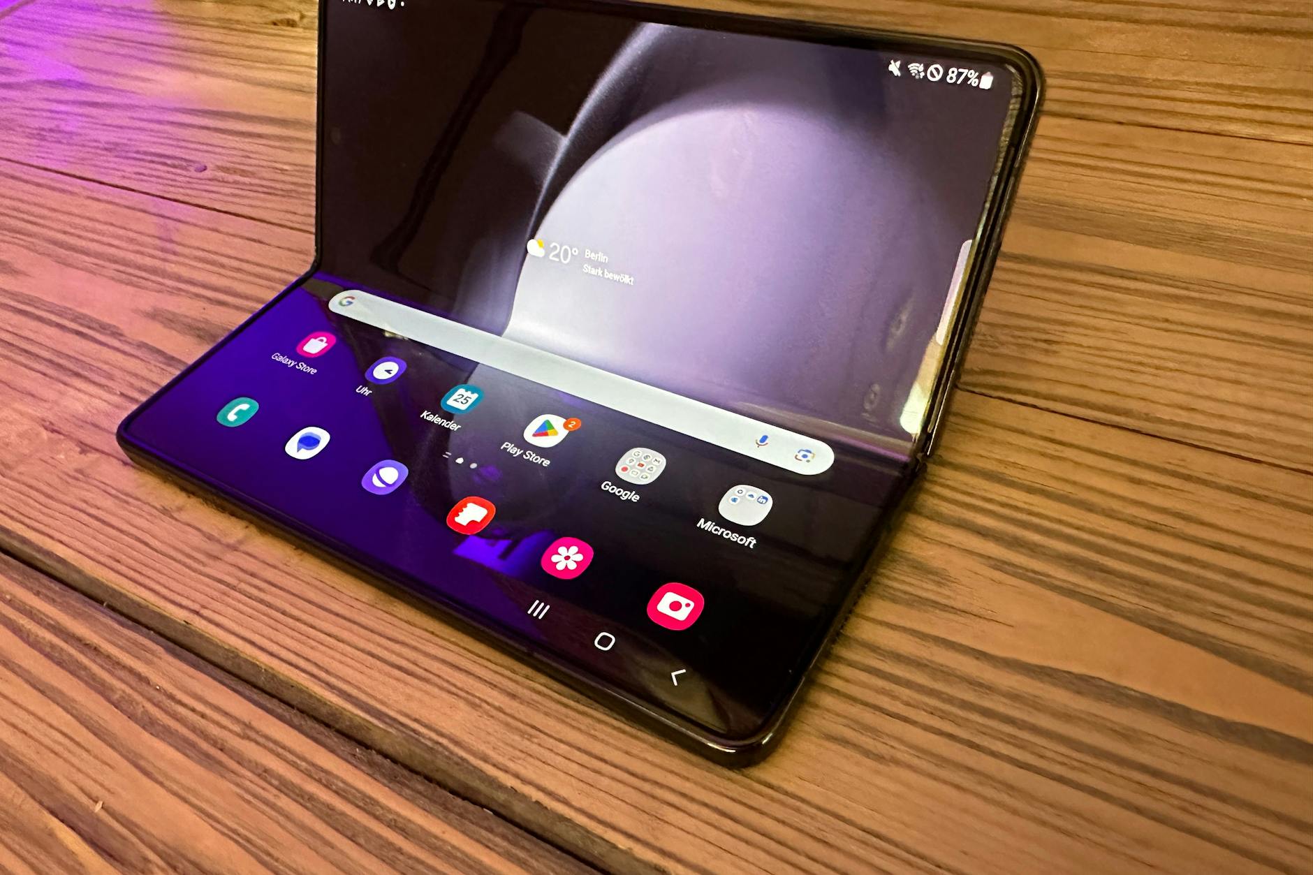 Ein (recht neues) Samsung Galaxy Z Fold 5: Viele Hersteller liefern Test-Apps und Test-Funktionen ab Werk mit.
