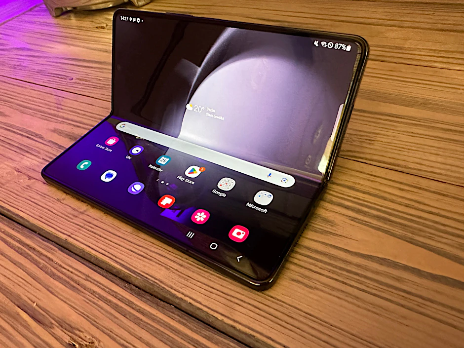 Samsungs Galaxy Z Fold 5 ist auffgefaltet etwa so groß wie ein kleines Tablet.